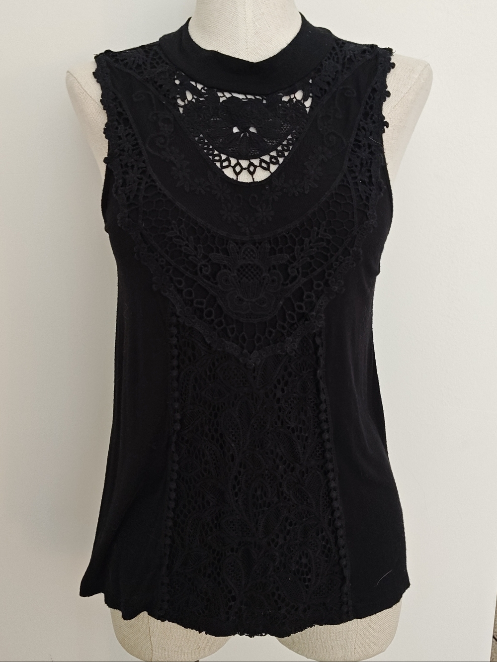 No Boundaries | M | Black Lace Crochet Sleeveless Camisole